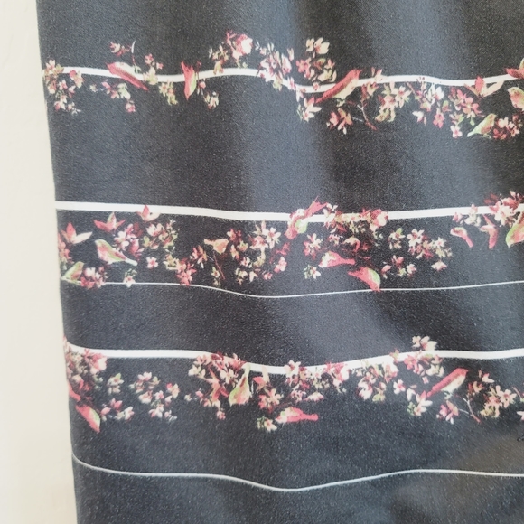 💕Worthington Black Pencil Skirt with Floral & Birds Print Women's Size 8 Petite - Picture 2 of 10